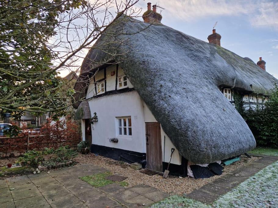 Delightful 3Bed Thatched Cottage สต็อคบริดจ์ ภายนอก รูปภาพ